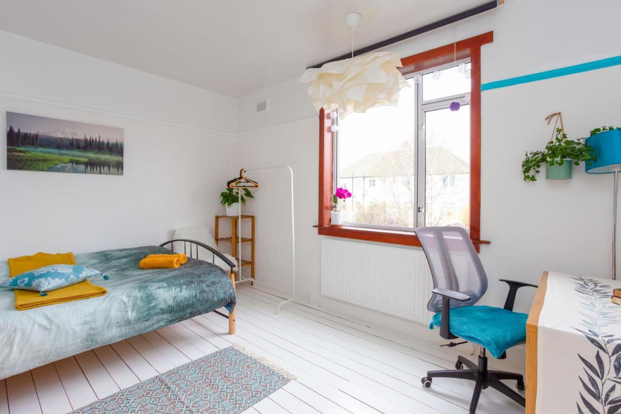 Bright & Spacious Double Room With Garden View- Close To Airport & City Centre Edinburg Exteriör bild