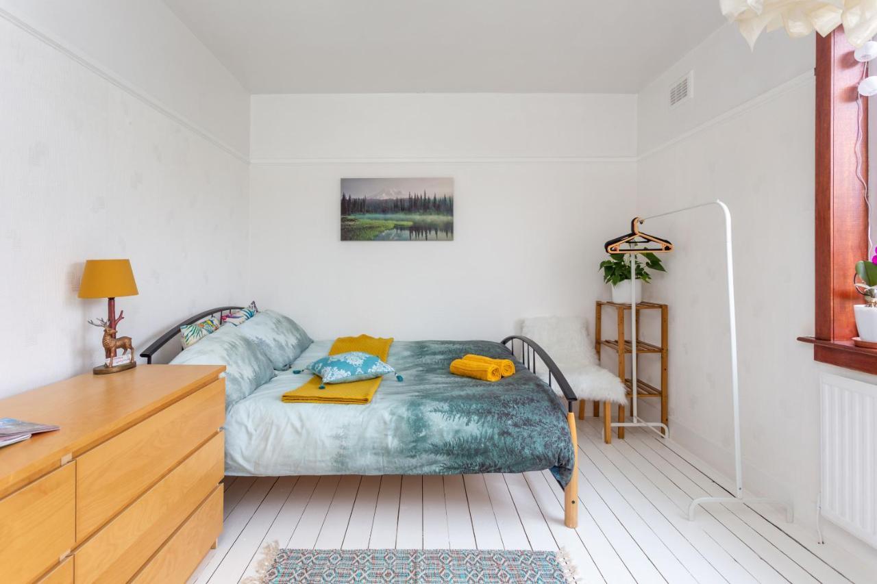 Bright & Spacious Double Room With Garden View- Close To Airport & City Centre Edinburg Exteriör bild
