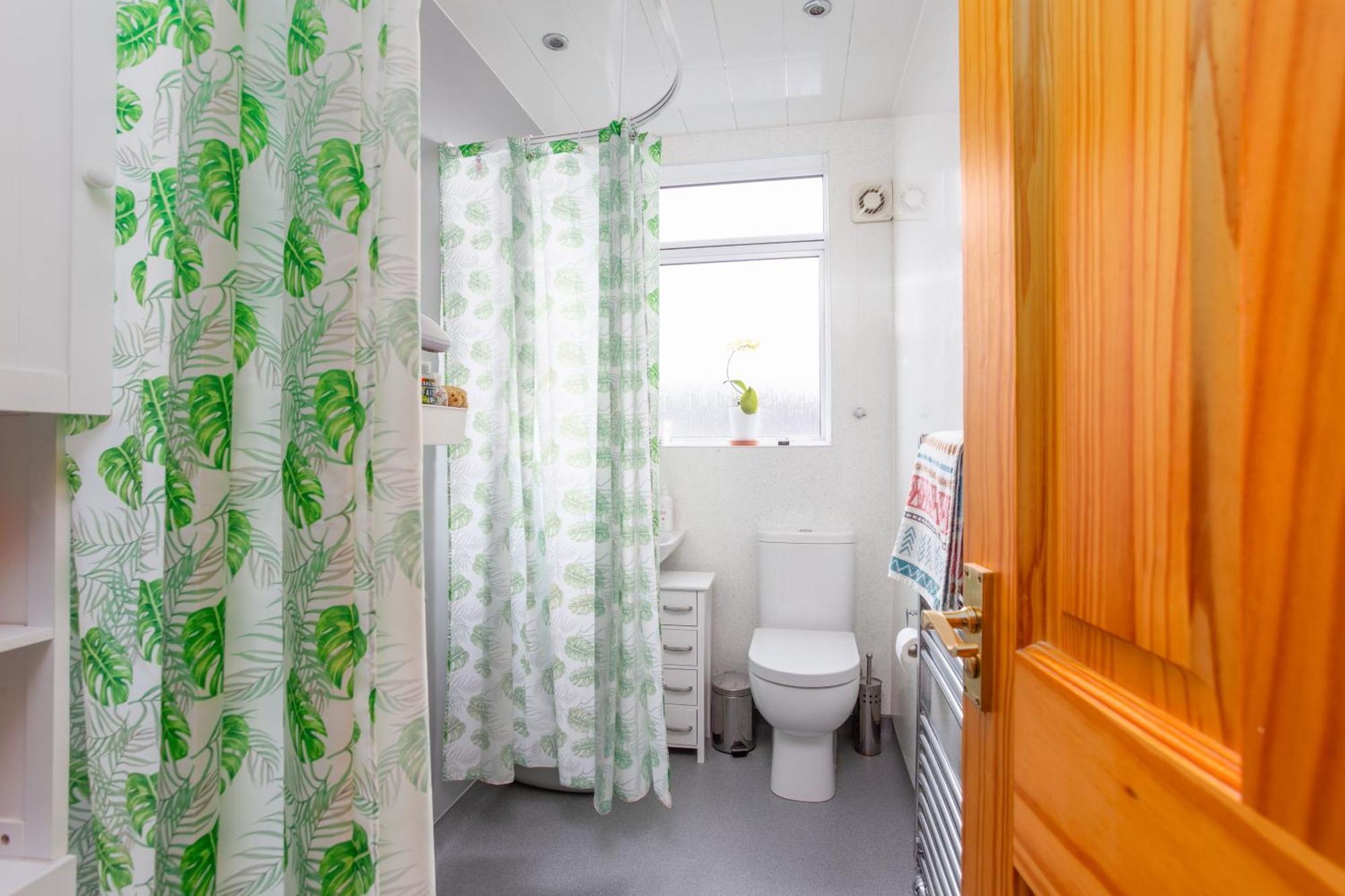 Bright & Spacious Double Room With Garden View- Close To Airport & City Centre Edinburg Exteriör bild